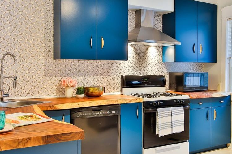 Ilustrasi dapur dengan nuansa biru. 