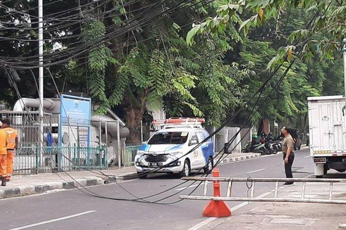 Kabel-kabel di sekitaran Jalan Tanah Abang Timur menjulur sampai ke tanah, sekitar pukul 09.30 WIB, Selasa (12/11/2019).