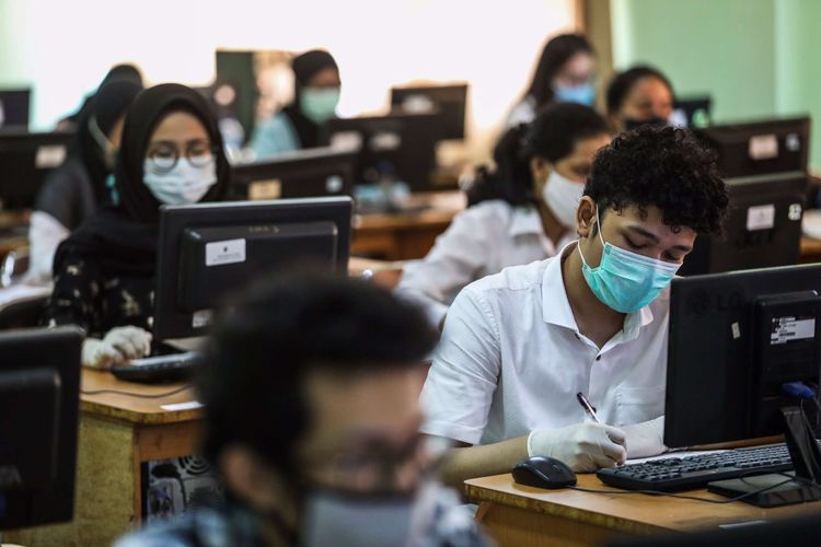 Peserta mengikuti ujian tulis berbasis komputer (UTBK) di SMA Negeri 3 Jakarta Selatan, Setiabudi, Selasa (7/7/2020). UNJ sebagai salah satu Pusat UTBK Perguruan Tinggi Negeri (PTN) menyelenggarakan ujian dalam dua tahap yakni pada tanggal 5-12 Juli 2020 dan 20-27 Juli 2020 dengan jumlah total peserta sebanyak 42.463 orang dengan protokol kesehatan pencegahan penularan Covid-19.