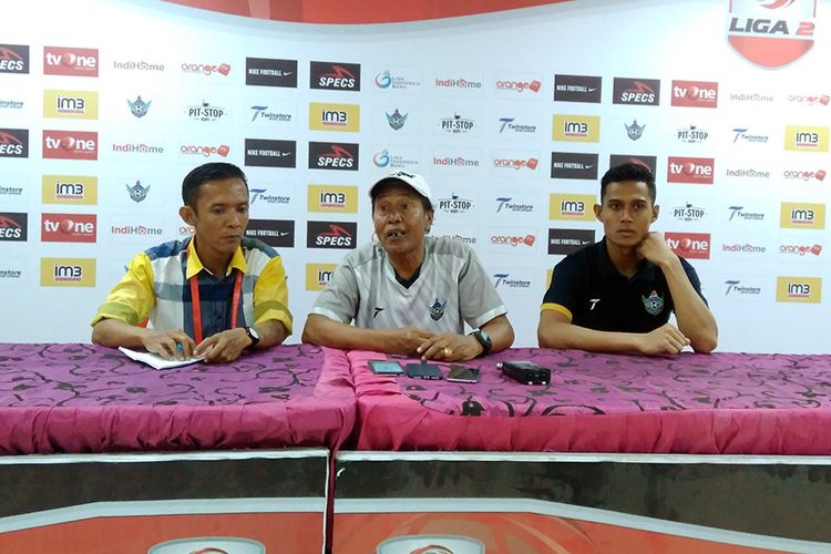 Pelatih Persegres Gresik United Sanusi Rahman (tengah), selepas laga kontra Madura FC, Selasa (25/9/2018).
