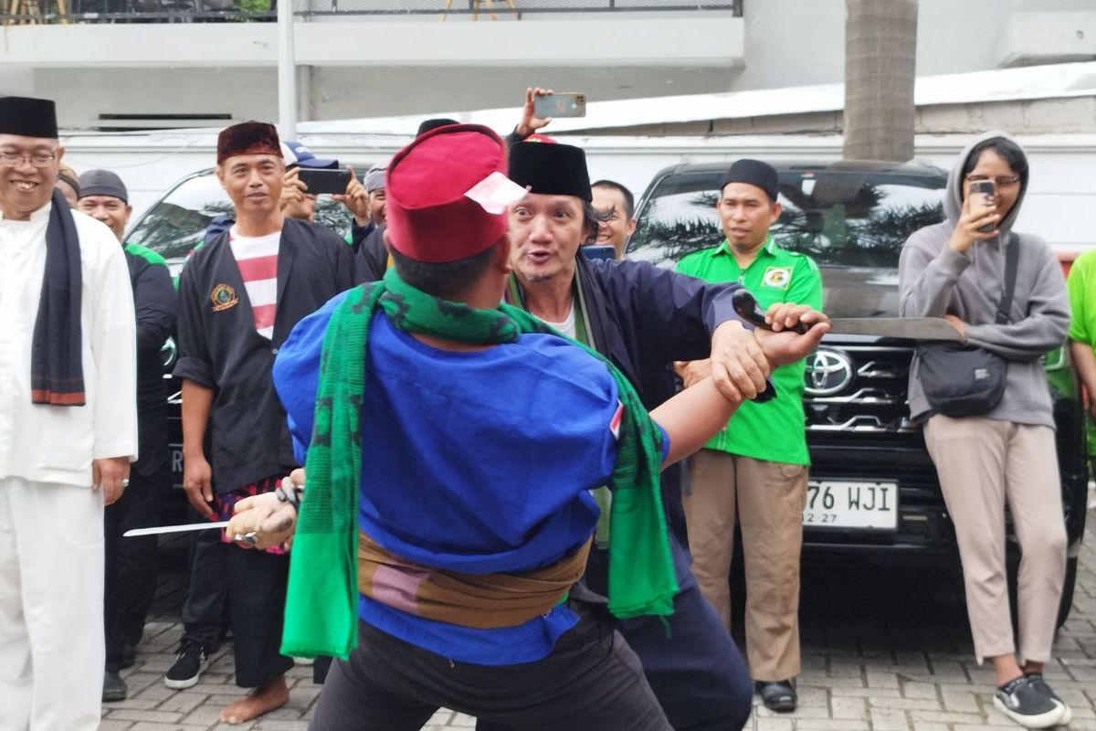 Pertunjukan pencak silat oleh anggota PPP di halaman kantor KPU DKI Jakarta, Senen, Jakarta Pusat pada Kamis (11/5/2023).