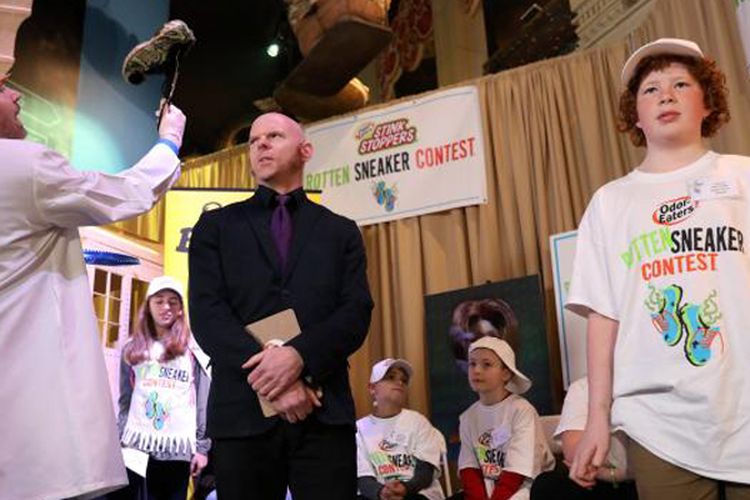 Connor Slocombe, remaja asal Eagle River, berdiri (kanan) ketika sepatu miliknya sedang diperiksa oleh dewan juri dalam the Odor-Eaters Rotten Sneaker Contest di Ripleys Believe It or Not! Times Square di New York, AS, 28 Maret 2017.  