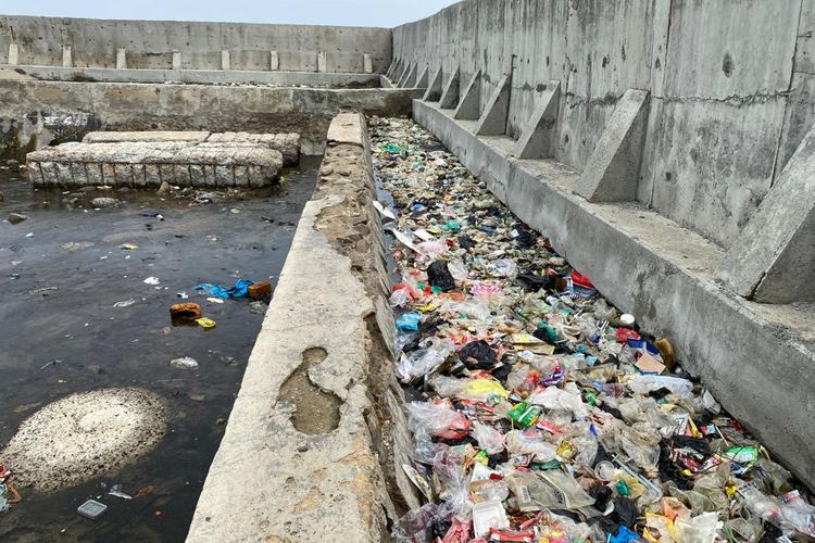 Di sekitar tanggul Muara Baru, Penjaringan, Jakarta Utara berbagai jenis sampah tampak menggunung. Berdasarkan pantauan di lokasi pada Senin (28/11/2022), sampah itu berada tak jauh dari hunian semipermanen milik warga RW 15 RT 17, Muara Baru. 