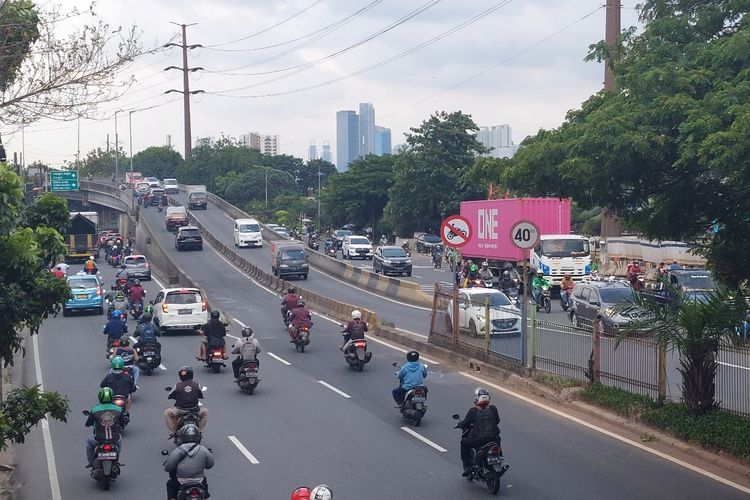 Meski sudah ada rambu larangan, sejumlah pengendara motor masih melintas di flyover Pesing, Jakarta Barat, pada Senin (10/1/2022).