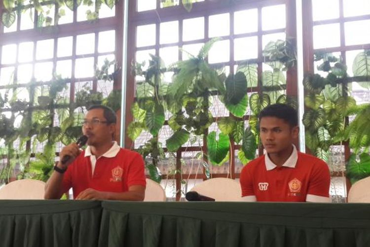 Pelatih PS TNI Mustaqim (kiri) bersama pemainnya, Dimas Drajad (kanan) saat konferensi pers di jelang Piala Presiden di Kota Malang, Sabtu (4/2/2017)
