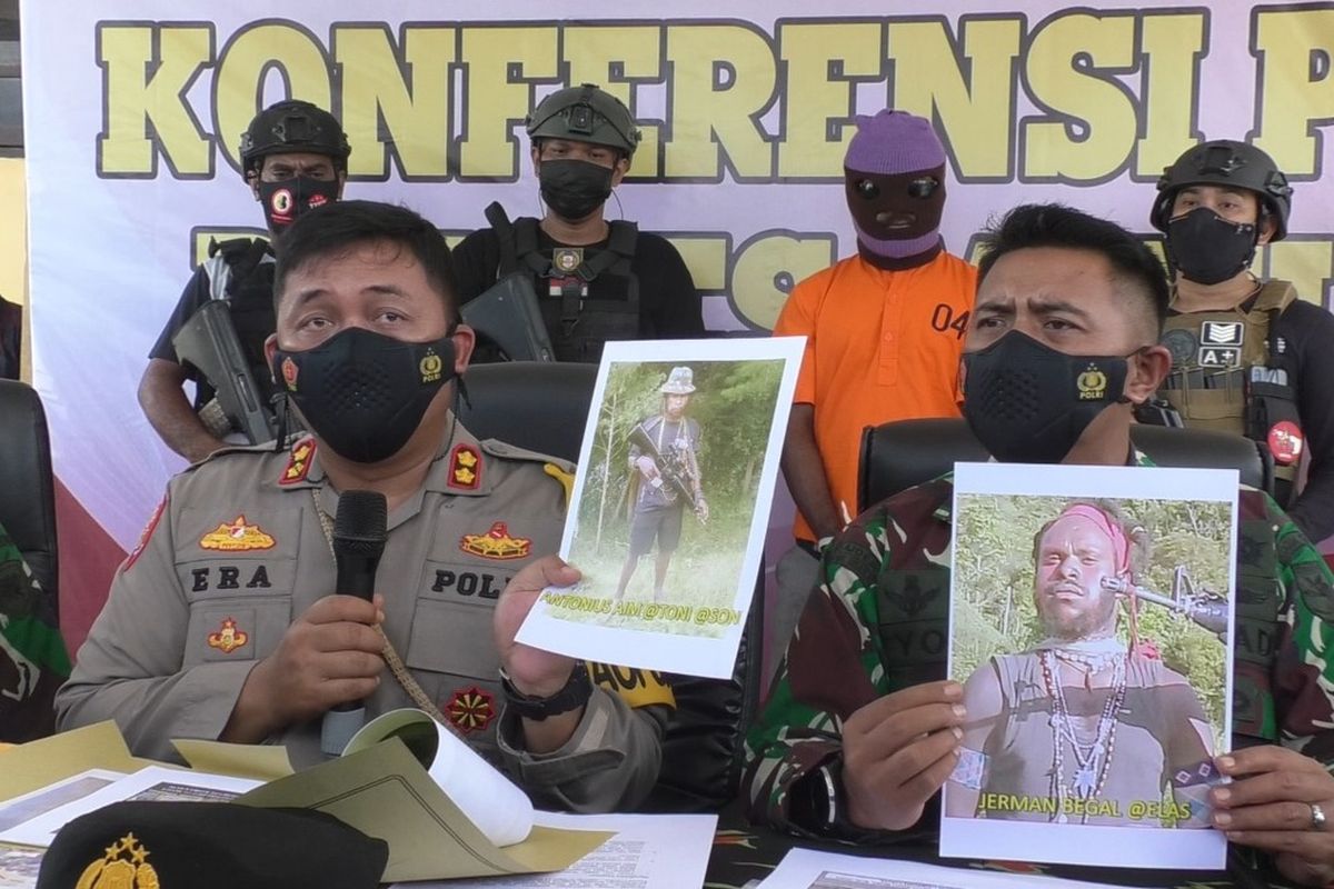 Kapolres Mimika AKBP I Gusti Gde Era Adhinata saat menunjukan satu anggota KKB yang terluka saat kontak senjata di hutan Mile 53 area PT Freeport Indonesia pada 28 Februari 2021 lalu. Sementara Dandim 1710 Mimika Letkol Yoga Cahya Prasetya menunjukan foto Jerman Elas. Kedua foto itu ditunjukan saat konfrensi pers di Kantor Pelayanan Polres Mimika, Rabu (17/3/2021).
