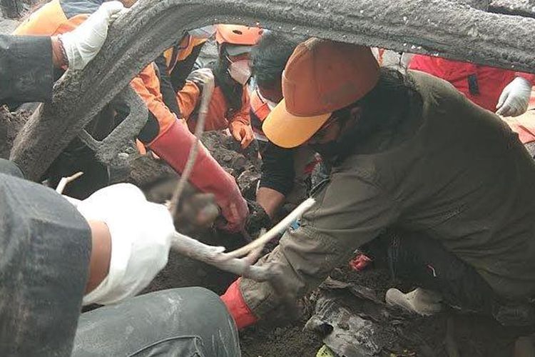 Tim rescue mengevakuasi korban erupsi Gunung Semeru dari dari dalam truk, Rabu (8/12/2021). (Surya.co.id/Tony Hermawan).