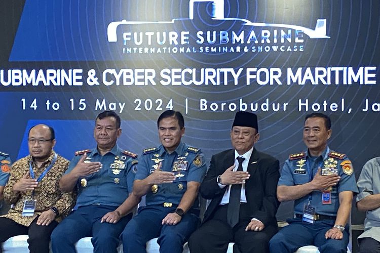 KSAL Laksamana Muhammad Ali (tengah) saat seminar “Future Submarine” di Hotel Borobudur, Jakarta Pusat, Selasa (14/5/2024).