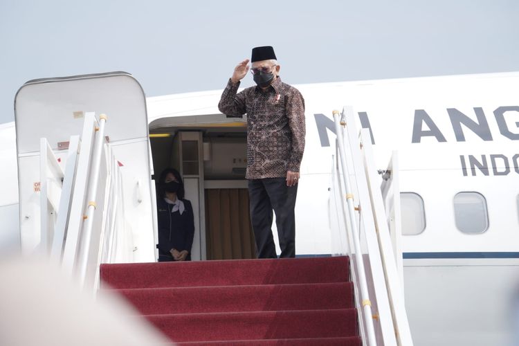 Wakil Presiden Ma'ruf Amin memasuki pesawat Kepresidenan Boeing 737-TNI AU di Bandara Halim Perdanakusuma, Jakarta, Rabu (21/9/2022), untuk melakukan kunjungan kerja ke Pontianak.