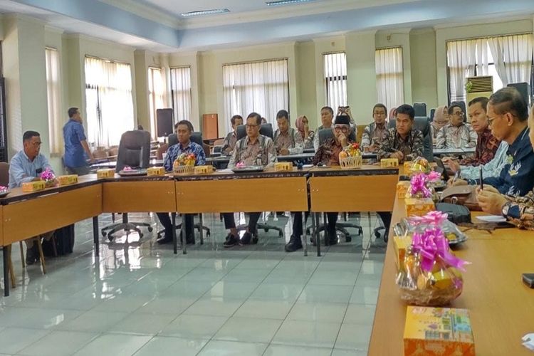 Pemerintah Kota (Pemkot) Cilegon menjadi pionir implementasi Kartu Kredit Pemerintah Daerah (KKPD) di Tanah Air. 