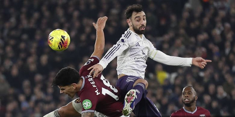 Mateus Fernandes (kiri) berduel Bruno Fernandes (kanan) dalam pertandingan sepak bola Liga Inggris antara West Ham United vs Manchester United di Stadion London di London timur pada 10 Februari 2026. (Foto oleh Ian Kington / AFP)