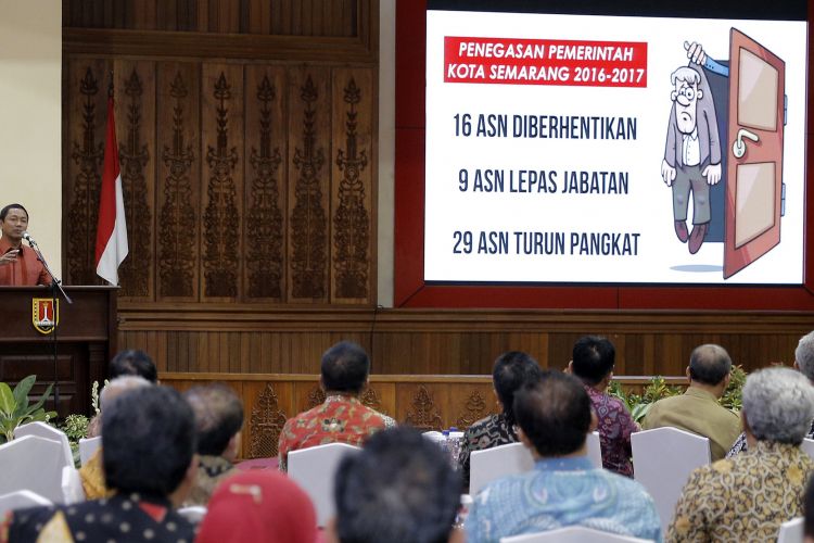 Wali Kota Semarang menyampaikan sambutan usai penandatanganan MoU dan perjanjian kerjasama Smart City bersama Bupati Bupati Batang dan Bupati Klaten, Selasa (25/9/2019), di Balaikota Semarang.