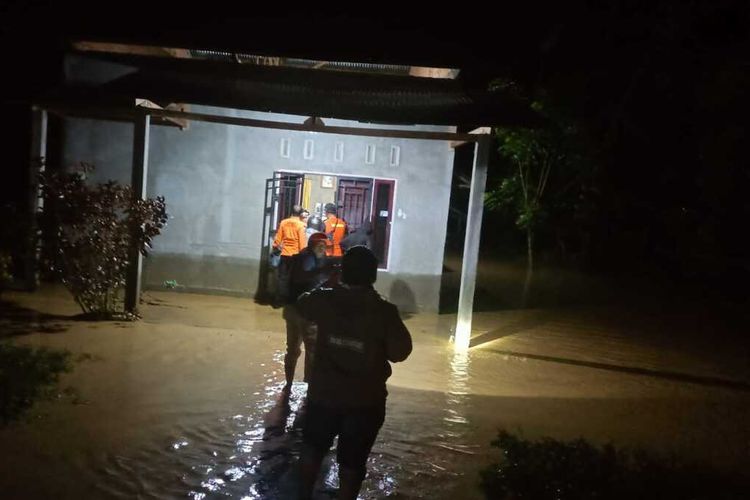 Luapan Sungai Bantimurung, di Dusun Ulusaru, Desa Bantimurung Kecamatan Bone-bone, Luwu Utara, Sulawesi Selatan, pada Senin (25/3/2024) malam menyebabkan puluhan rumah terendam banjir.