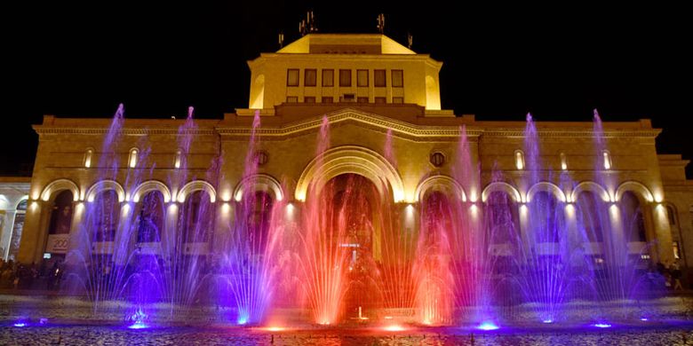 Yerevan merupakan kota paling kuno di dunia, terletak di sepanjang Sungai Hrazden. Kota ini menjadi ibu kota Armenia, negara Eropa Asia yang wilayahnya dikelilingi dan berbatasan langsung dengan Turki, Georgia, Azerbaijan, dan Iran.