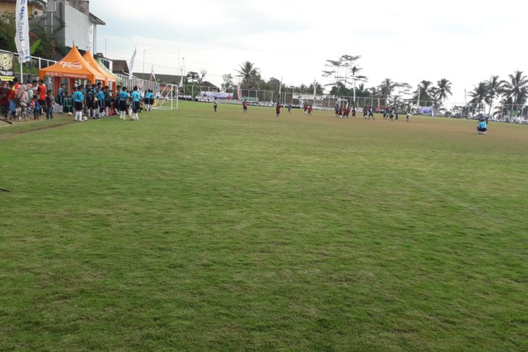 Lapangan Sakti Lodaya di Desa Cisayong, Tasikmalaya, Jawa Barat, Selasa (15/1/2019). Lapangan ini sempat viral di medsos beberapa bulan silam karena menggunakan rumput bertandar FIFA.