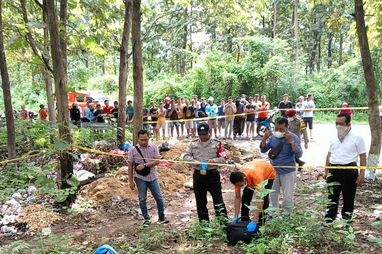 Aparat kepolisian saat melakukan olah TKP temuan mayat perempuan tanpa identitas di Desa Sambikerep, Kecamatan Rejoso, Kabupaten Nganjuk, Jawa Timur, Senin (25/3/2024)
