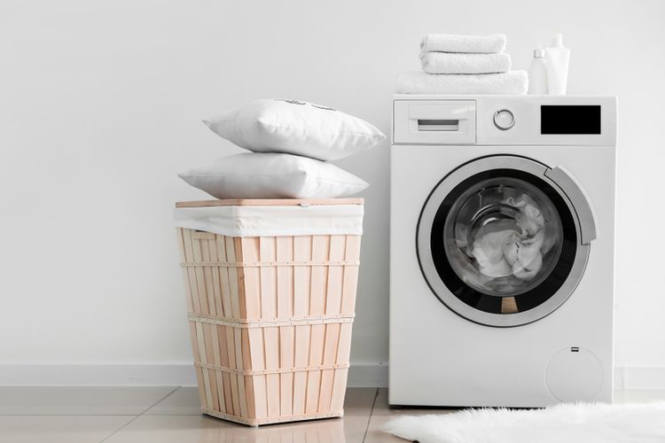 Ilustrasi mencuci bantal dengan mesin cuci. 