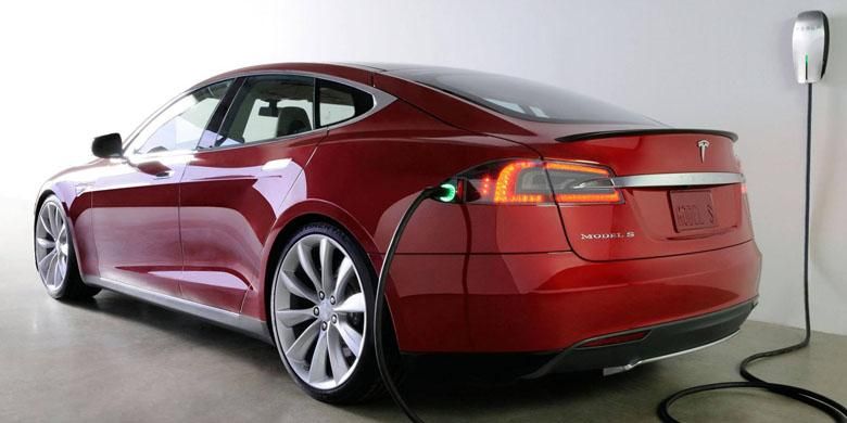 Tesla Model S model perdana Tesla yang sukses di AS.