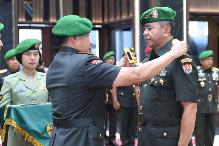 Kepala Staf TNI Angkatan Darat (KSAD) Jenderal Agus Subiyanto meresmikan Letnan Jenderal (Letjen) Arif Rahman sebagai Wakil Kepala Staf TNI AD (Wakasad), Jumat (17/11/2023).