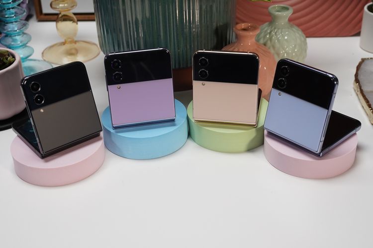 4  varian warna Samsung Galaxy Z Flip yaitu Essential Graphite, Contemporary Blue, Bora Purple, dan Genderless Pimk.