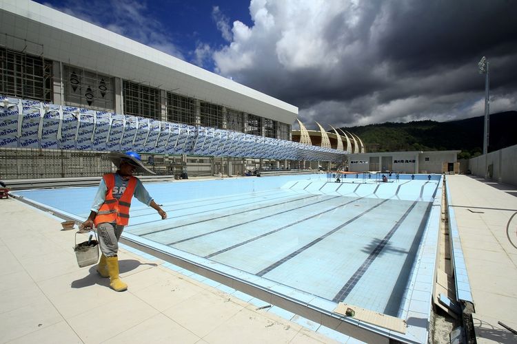 Pekerja menyelesaikan pembangunan venue Aquatic PON XX Papua di Kampung Harapan, Sentani, Kabupaten Jayapura, Papua, Jumat (13/3/2020). Pembangunan venue Aquatic PON XX Papua mencapai lebih dari 80 persen.  ANTARA FOTO/Gusti Tanati/pd.