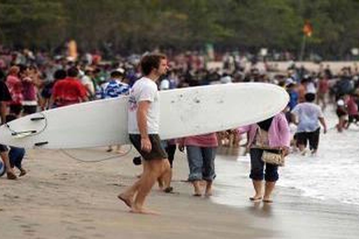 Ilustrasi: Wisatawan domestik maupun mancanegara memadati Pantai Kuta, Badung, Bali.