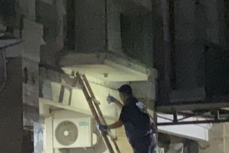 Polisi Pasang Tangga Kayu di Ruko yang Digeledah Cipete Jaksel, Muncul Pria Berkemeja Putih