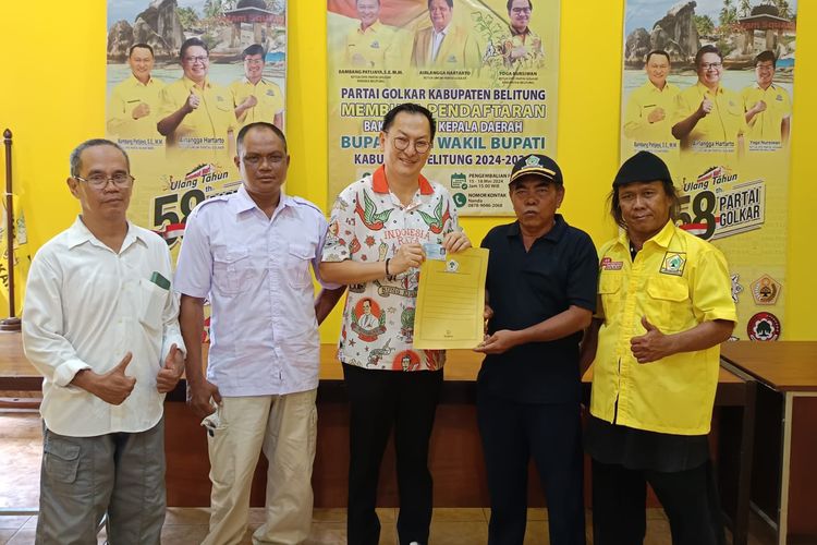 Mantan wakil bupati Belitung Isyak Meirobie saat mengembalikan berkas pendaftaran di Golkar Belitung, Jumat (17/5/2024).