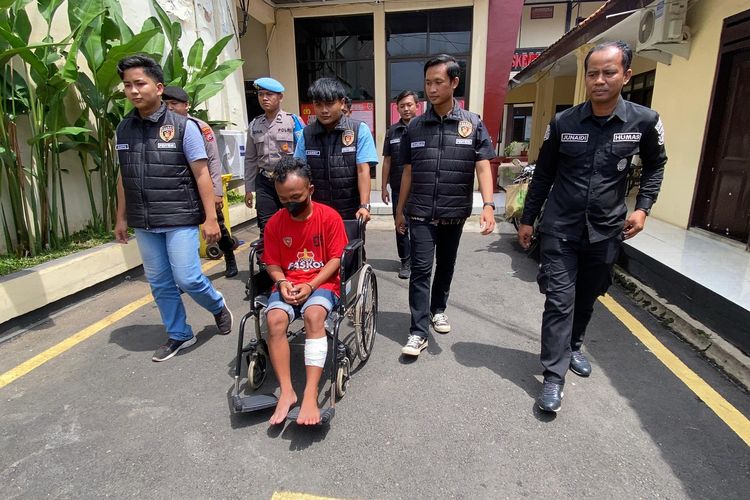 IA, pelaku spesialis pencuri motor diamankan Polres Pasuruan Kota usai melakukan aksi pencurian 9 motor dalam kurun waktu 4 tahun, Jumat (24/01/2025).