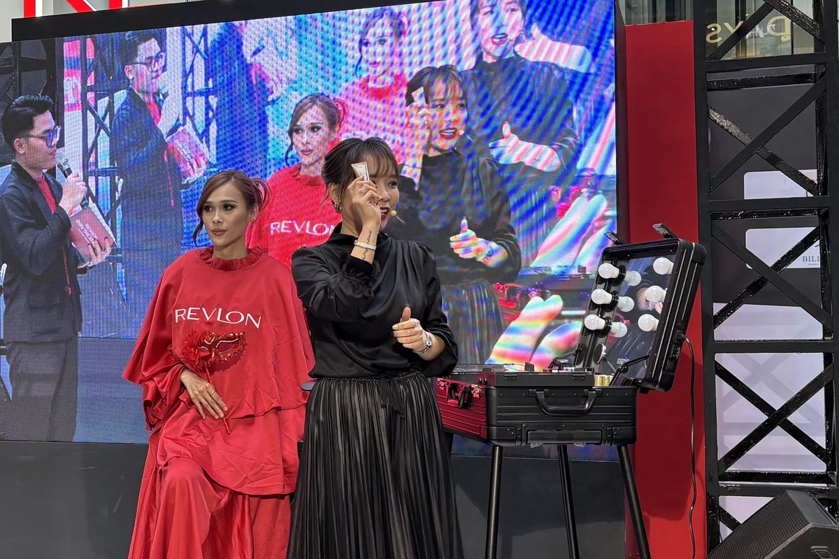 Makeup artist profesional, Li Jing, saat mendemonstrasikan makeup-nya dalam acara Revlon Euphoria - Own The Stage: Inspirasi Kecantikan dan Gaya Hidup Untuk Bersinar di 2026, yang digelar di Margo City Mall, Depok, Selasa (25/11/2025).