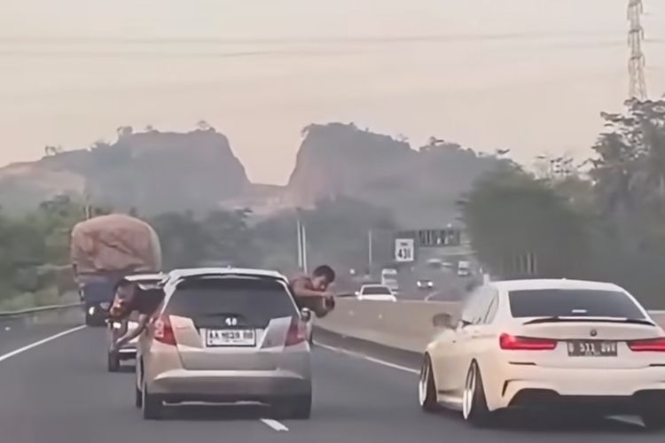Naik Jazz di Jalan Tol, Dua Pemuda Keluarkan Badan demi Konten