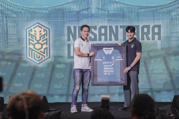Komisaris Utama Nusantara United FC, Gamma Thohir (kanan), bersama dengan Marketing Manager Mills, Arhan Ilham, mempresentasikan jersey Nusantara United FC untuk musim 2023-2024 pada acara  launching tim di Jakarta Selatan, Selasa (15/8/2023).