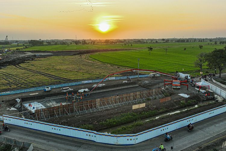 Proses konstruksi Jalan Tol Probolinggo-Banyuwangi tahap I per April 2024