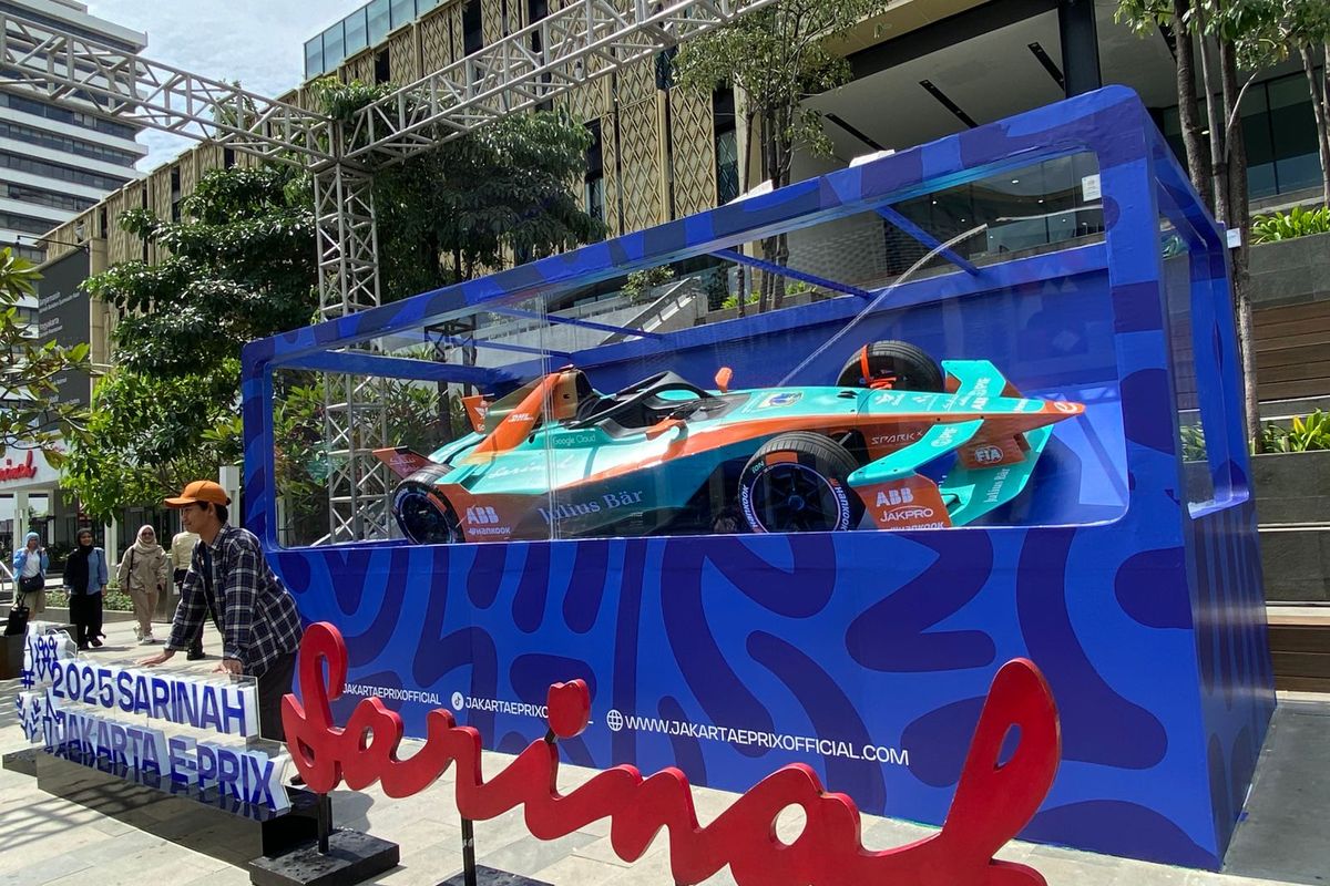 Replika Mobil Formula E Hiasi Anjungan Sarinah Jelang Jakarta E-Prix 2025