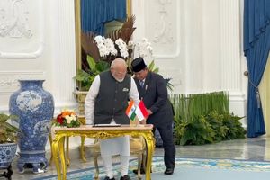 Momen Akrab Prabowo Pelukan-Bantu PM Modi Berdiri dari Kursi di Istana Merdeka