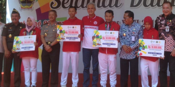 Aries Susanti Rahayu bersama atlet asal Jawa Tengah mendapat bonus dari Pemda Jawa Tengah, Selasa (4/9/2018).