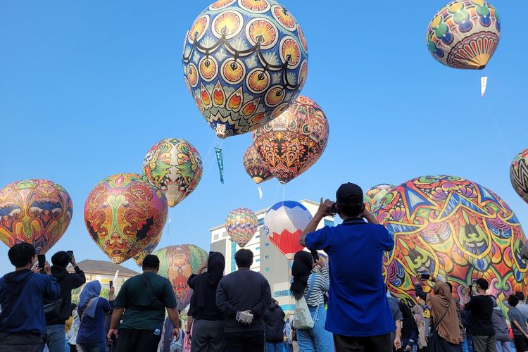 Festival balon udara di Universitas Muhammadiyah Purwokerto (UMP), Kabupaten Banyumas, Jawa Tengah, Minggu (11/6/2023) pagi
