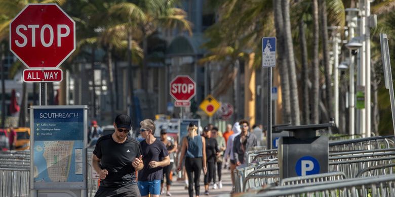 Turis masih berjalan di sepanjang jalan menuju pantai di Miami Beach di South Beach, Florida, AS, 19 Maret 2020.  EPA-EFE/CRISTOBAL HERRERA