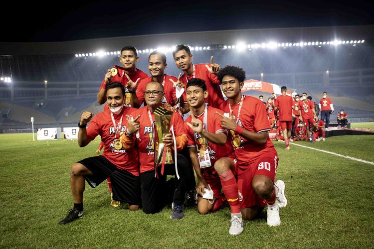 Pelatih Persija Jakarta foto bersama pemain mudanya saat pesta perayaan menjuarai Piala Menpora 2021 dengan kemenangan 4-1 secara agregat atas Persib Bandung. Di leg kedua Persija Jakarta menang 1-2 atas Persib Bandung di Stadion Manahan, Solo, Minggu (24/4/2021) malam WIB.