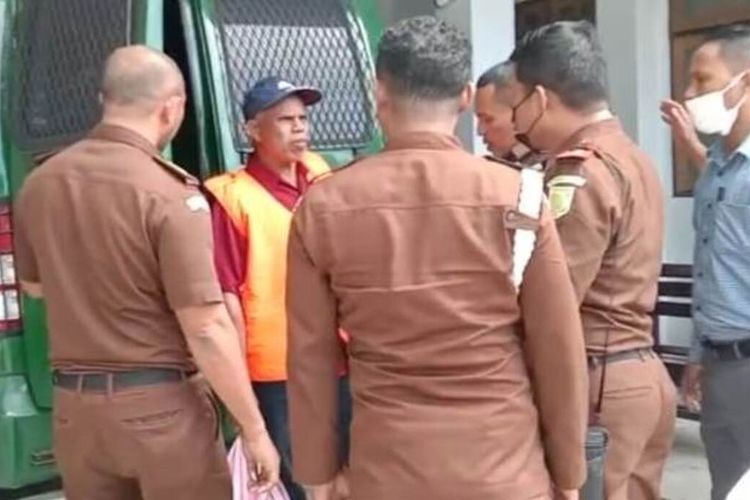 Tersangka korupsi dana desa dan alokasi dana desa tahun 2018 di Desa Haria , Kecamatan Saparua, Kabupaten Maluku Tengah ditahan di rumah tahanan (Rutan) Ambon, Rabu (5/1/2022)