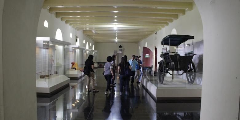 Kompas.com dan para jurnalis undangan Media Fam Trip sedang mengunjungi Museum La Galigo, Rabu, (11/02/2015).