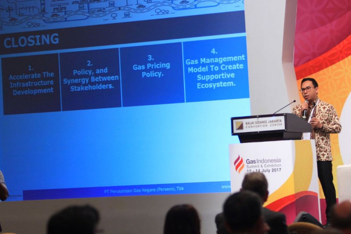 Direktur komersial PT Perusahaan Gas Negara (Persero) Tbk (PGN), Danny Praditya mengatakan upaya meningkatkan pemanfaatan gas domestik memiliki tantangan besar dalam Gas Indonesia Summit&Exhibition 2017 di JCC, Rabu (12/7/2017). PGN harus menciptakan pasar baru untuk meningkatkan pemakaian gas bumi. Di sisi lain, PGN mesti menjual gas bumi dengan harga kompetitif agar mampu diserap industri. 