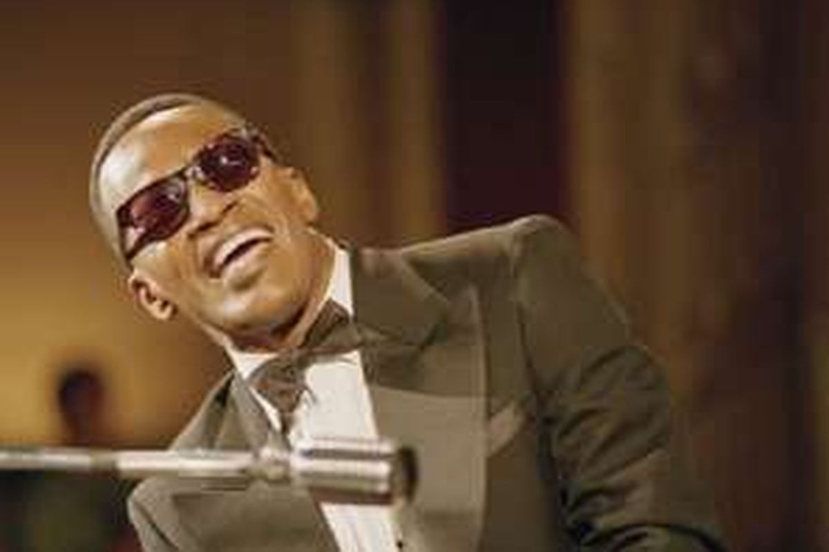 Aktor Jamie Foxx memerankan musisi dan vokalis Ray Charles dalam film Ray. Peran ini memberi Foxx, Academy Award untuk Aktor Terbaik pada tahun 2005.