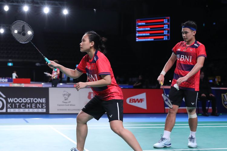 Rinov Rivaldy/Pitha Haningtyas Mentari saat bertanding pada babak 32 besar Australian Open 2023 di Quaycentre, Sydney, Rabu (2/8/2023). Terkini, Rinov/Pitha akan melawan Chen Tang Jie/Toh Ee Wei (Malaysia) pada babak 16 besar. Artikel ini berisi jadwal siaran langsung Australian Open 2023. 