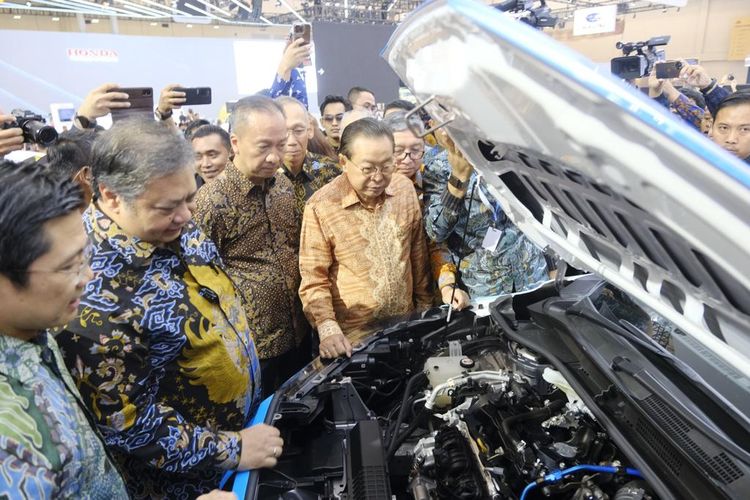 Menteri Koordinator (Menko) Bidang Perekonomian Airlangga Hartarto dalam pembukaan The 30th Gaikindo Indonesia International Auto Show di Tangerang, Banten, Kamis (10/8/2023). 
