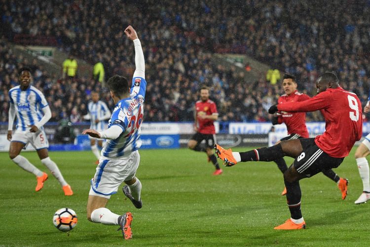 Romelu Lukaku mencetak dua gol kemenangan Manchester United atas Huddersfield Town pada babak kelima Piala FA di Stadion John Smith, Sabtu (17/2/2018).
