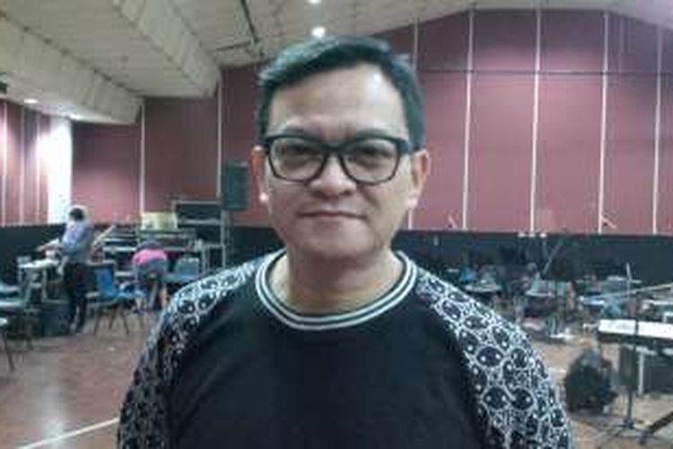 Hedi Yunus, salah seorang vokalis band Kahitna, diabadikan di sela latihan menjelang Kahitna 30th Years Anniversary Love Festival, di Studio Rossi Musik, Jalan Fatmawari, Jakarta Selatan, Kamis (11/2/2016).