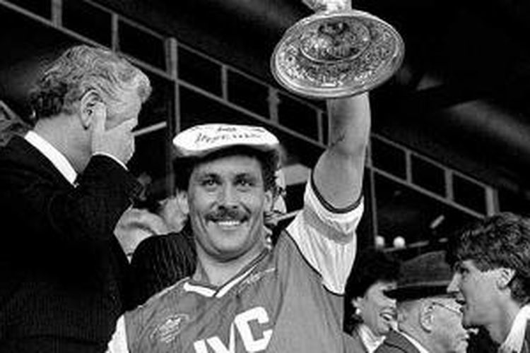 Kenny Sansom ketika mengangkat trofi Piala FA bersama Arsenal pada tahun 1987. Kini, sang pahlawan menjadi seorang gelandangan karena pola hidupnya yang tidak benar.