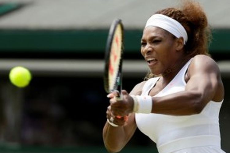 Petenis Amerika Serikat, Serena Williams, mengembalikan bola Caroline Garcia dari Perancis, saat bertemu di babak kedua turnamen grand slam Wimbledon, Kamis (27/6/2013).