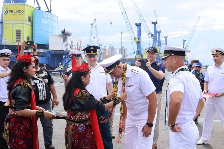 Penyambutan kedatangan Angkatan Laut Rusia atau Russian Navy di Koarmada II Surabaya pada Minggu (3/11/2024). Kedatangan Angkatan Laut Rusia untuk melaksanakan latihan bersama dengan Tentara Nasional Indonesia Angkatan Laut (TNI AL) mulai Senin (4/11/2024) hingga Minggu (10/11/2024)